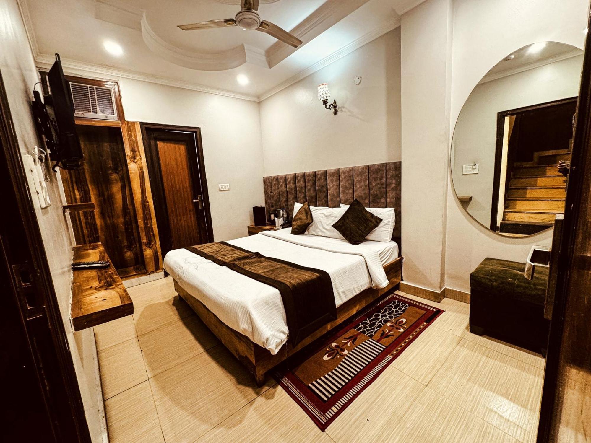 Hotel Nityaa Suites New Delhi Exteriör bild