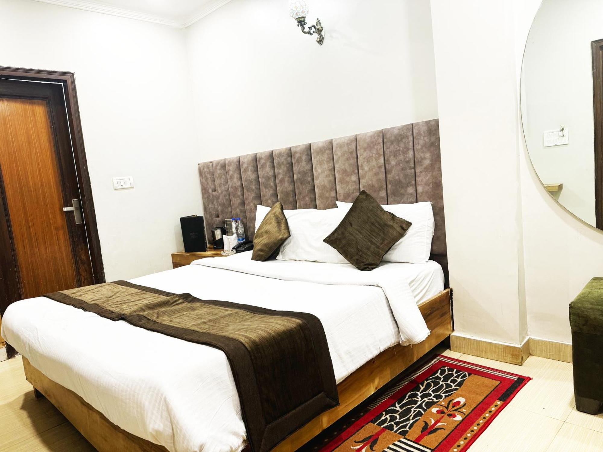 Hotel Nityaa Suites New Delhi Exteriör bild