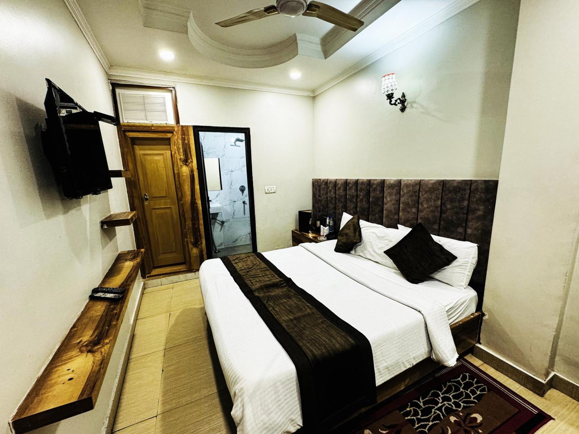 Hotel Nityaa Suites New Delhi Exteriör bild