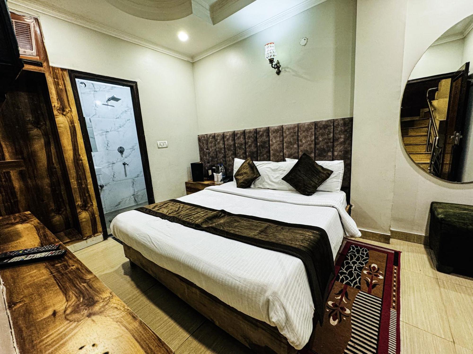 Hotel Nityaa Suites New Delhi Exteriör bild