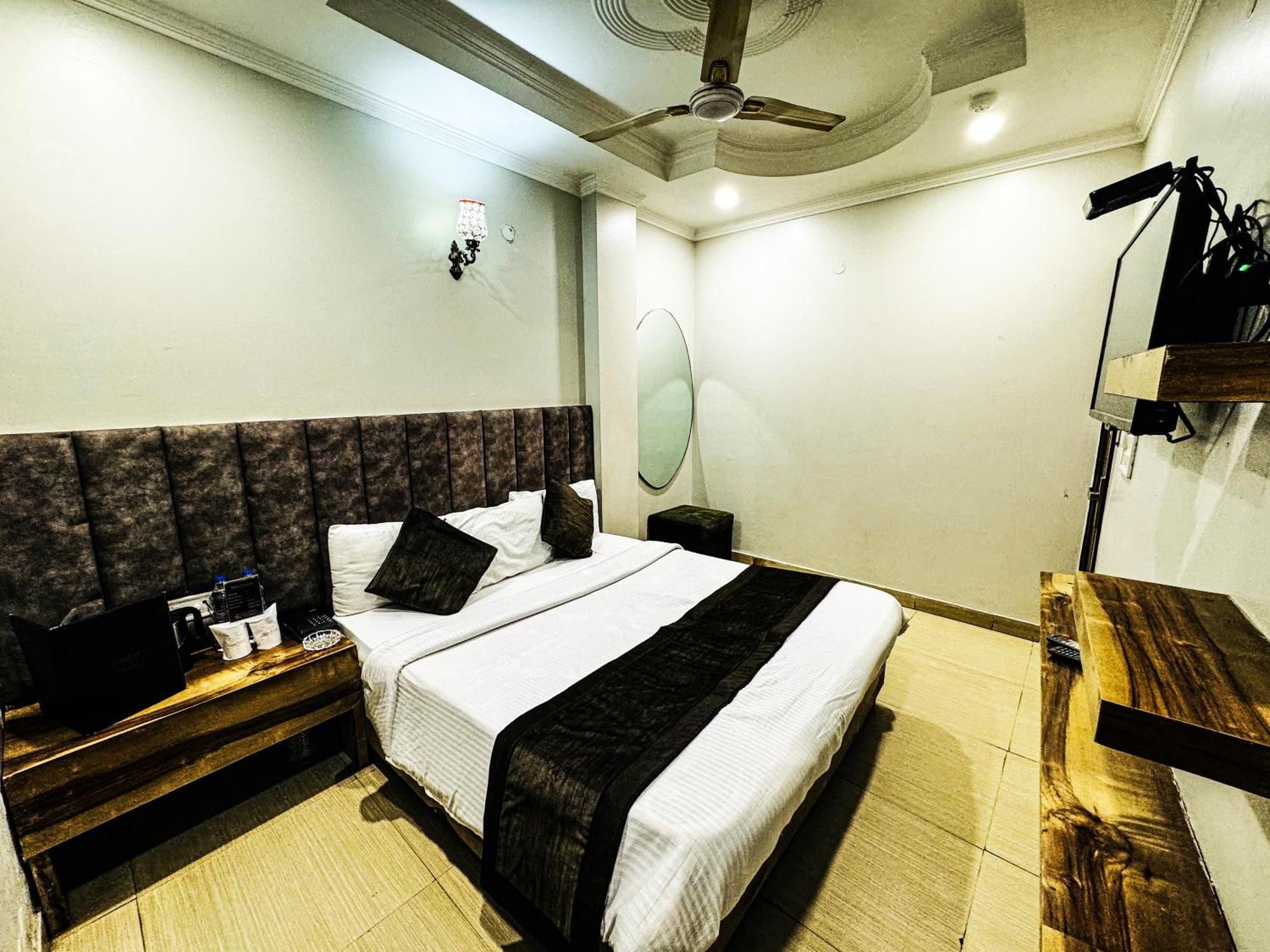 Hotel Nityaa Suites New Delhi Exteriör bild