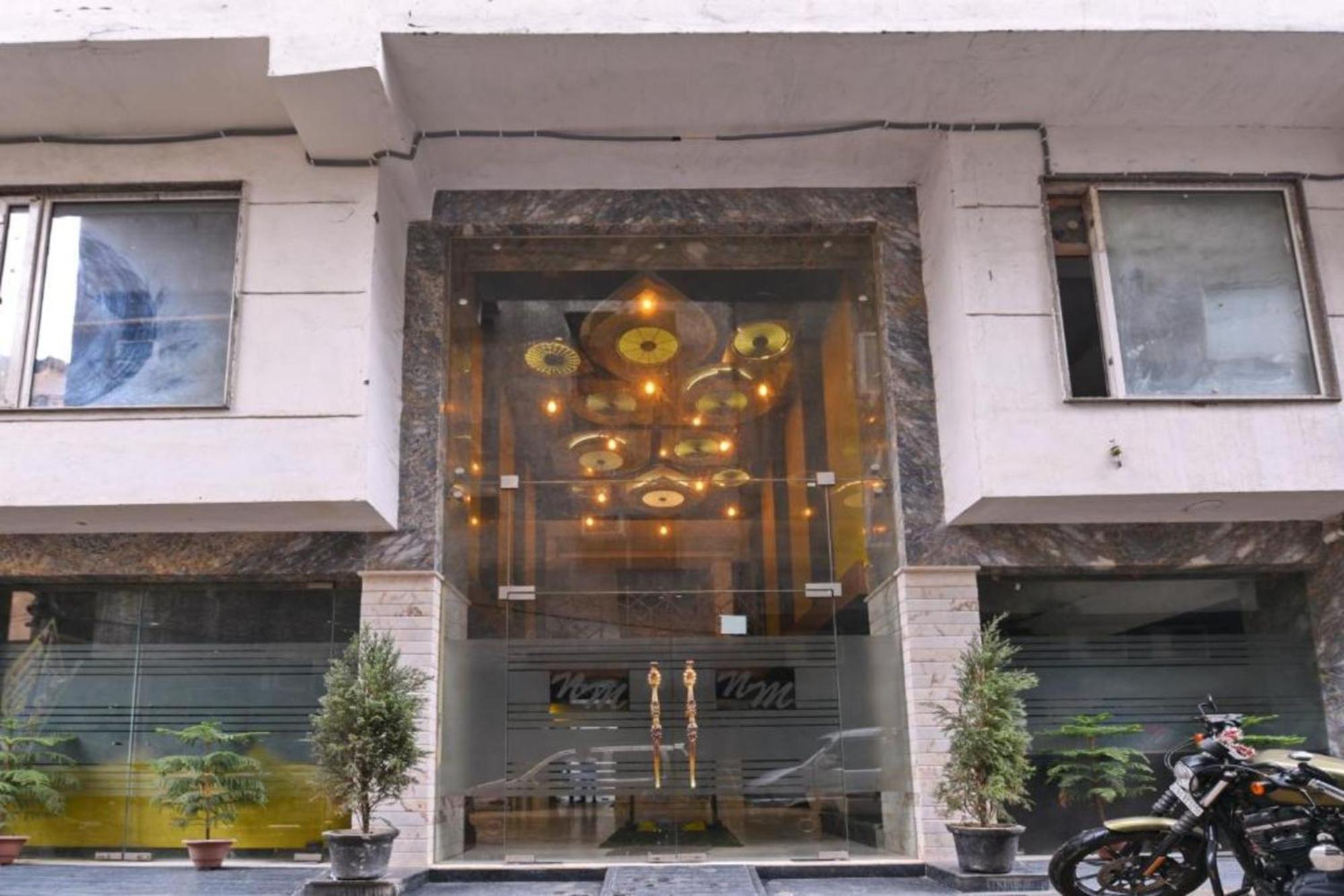Hotel Nityaa Suites New Delhi Exteriör bild
