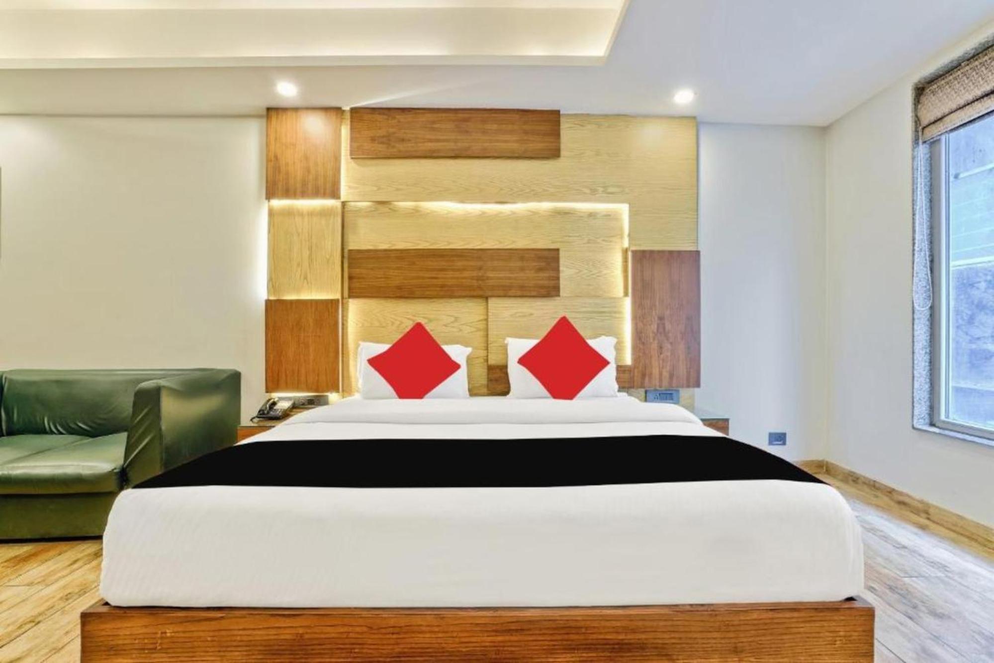 Hotel Nityaa Suites New Delhi Exteriör bild