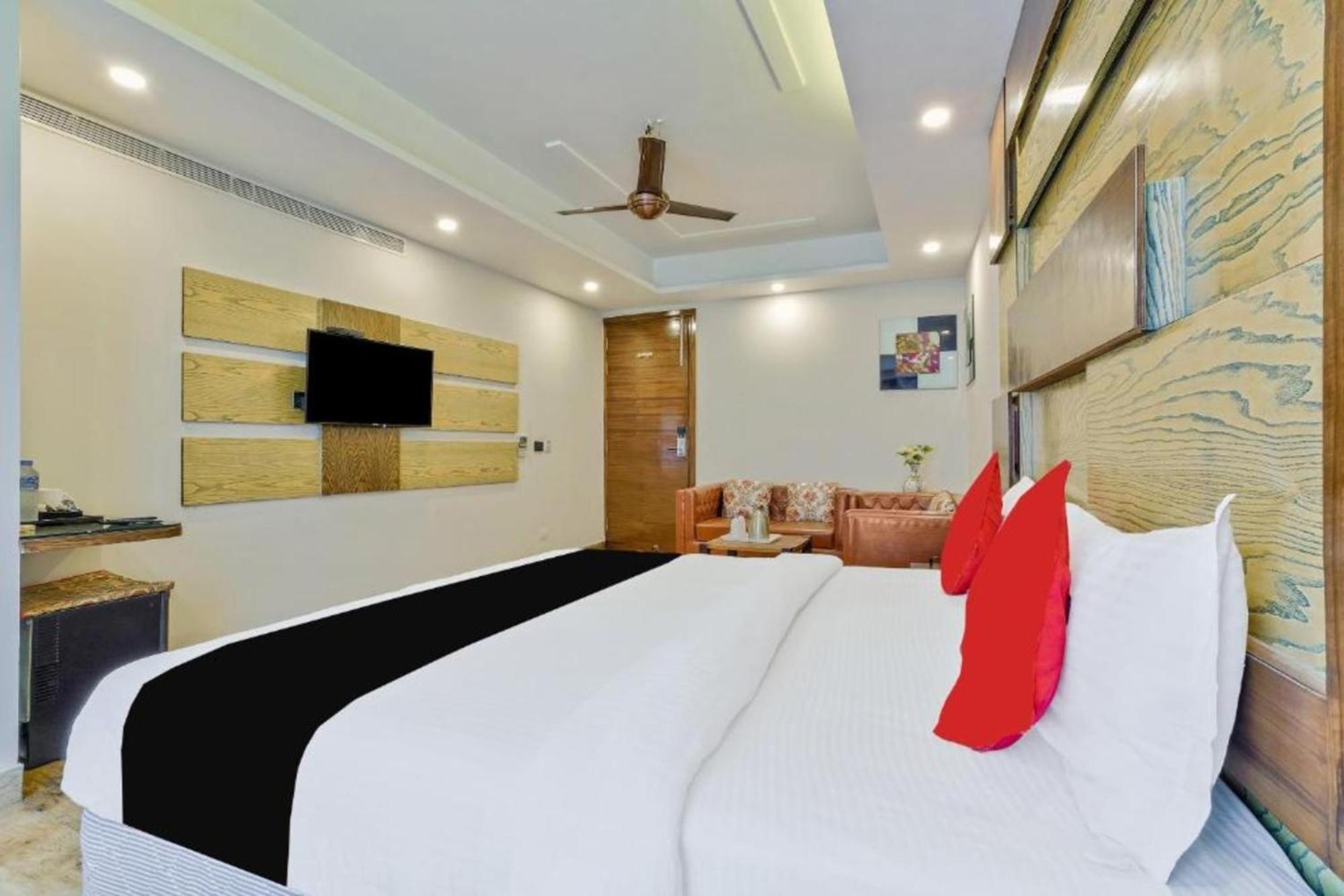 Hotel Nityaa Suites New Delhi Exteriör bild