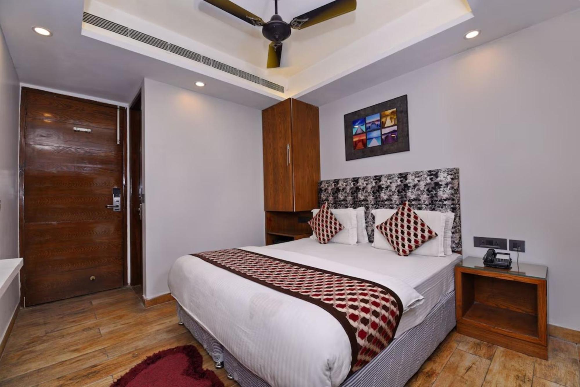Hotel Nityaa Suites New Delhi Exteriör bild