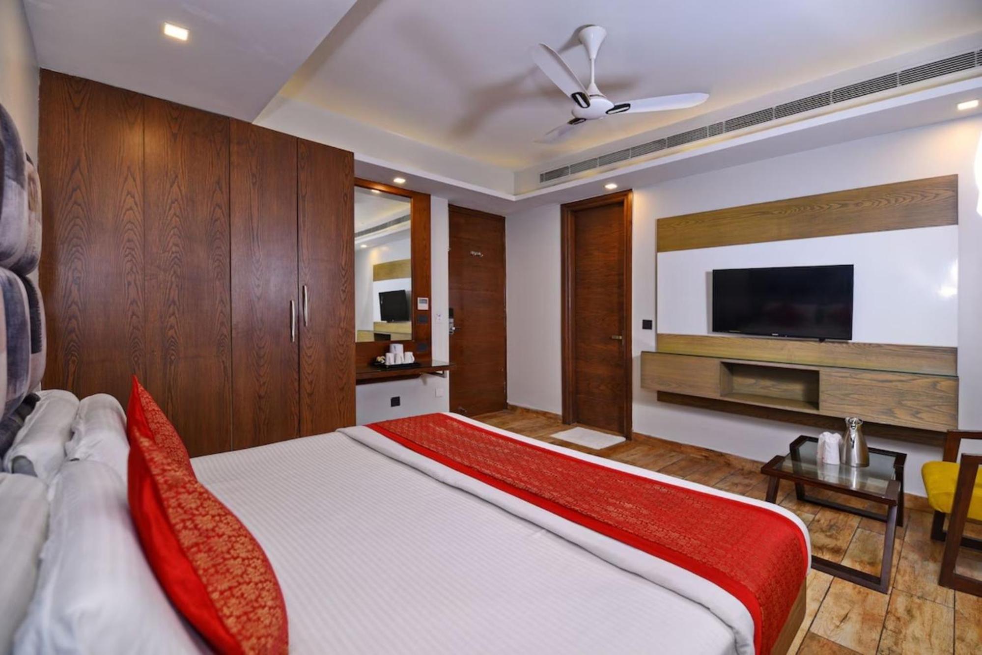 Hotel Nityaa Suites New Delhi Exteriör bild