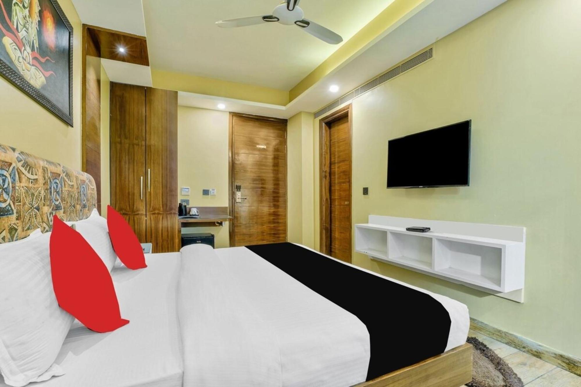 Hotel Nityaa Suites New Delhi Exteriör bild