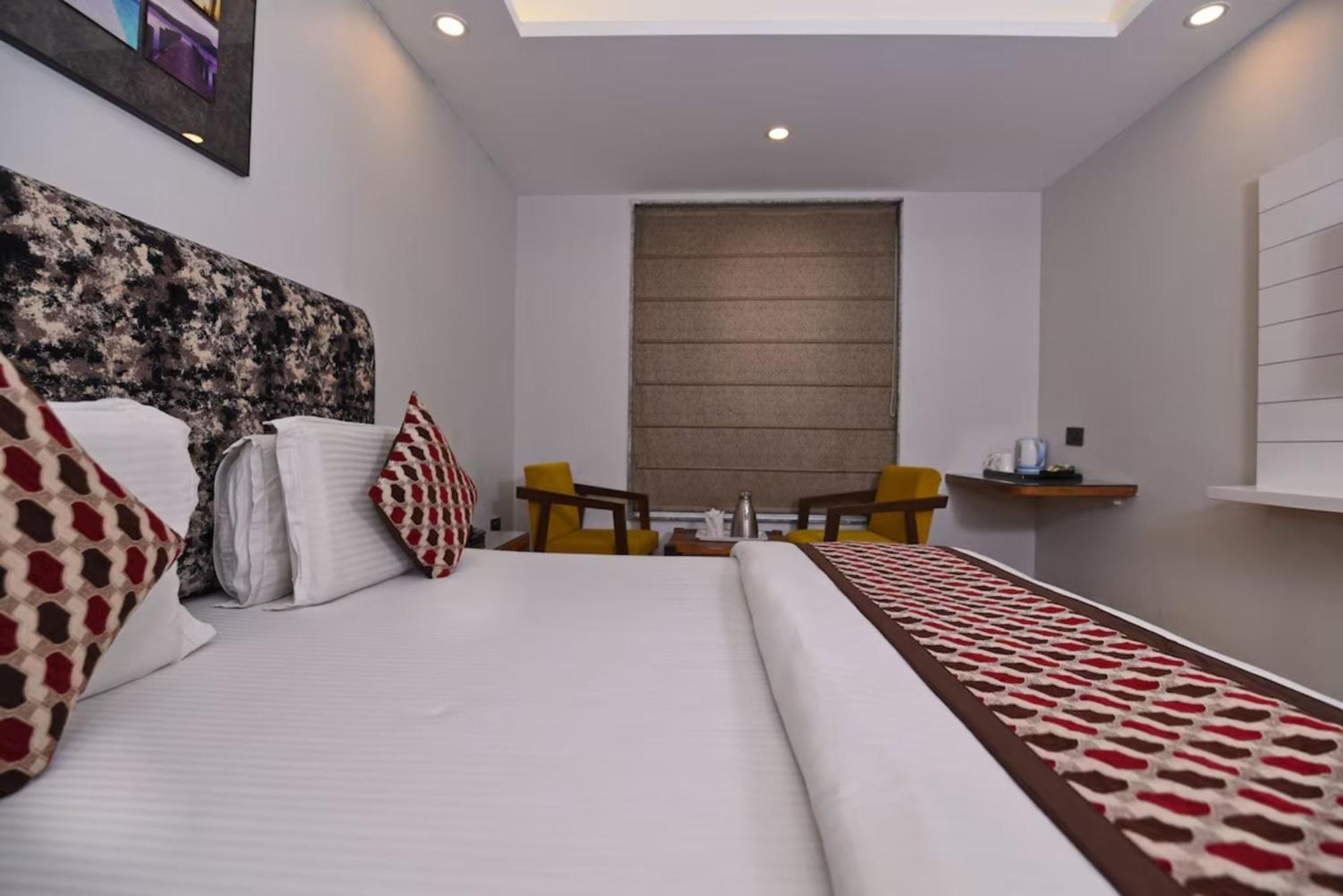 Hotel Nityaa Suites New Delhi Exteriör bild
